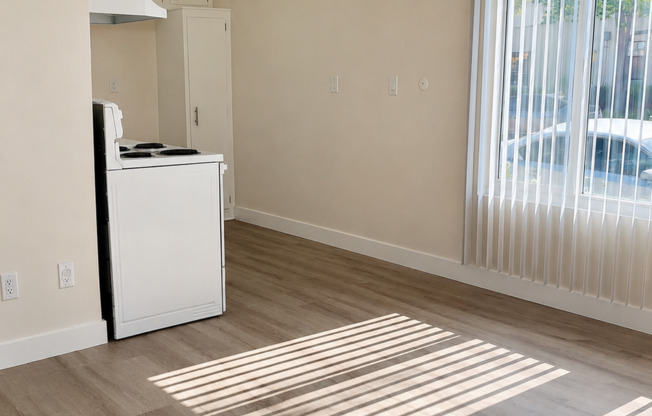 Studio, 1 bath, 330 sqft, $1,380, Unit 16