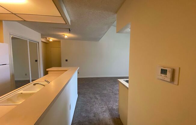 Spacious Condo 1 bed + 1 bath in North Hollywood with pool !