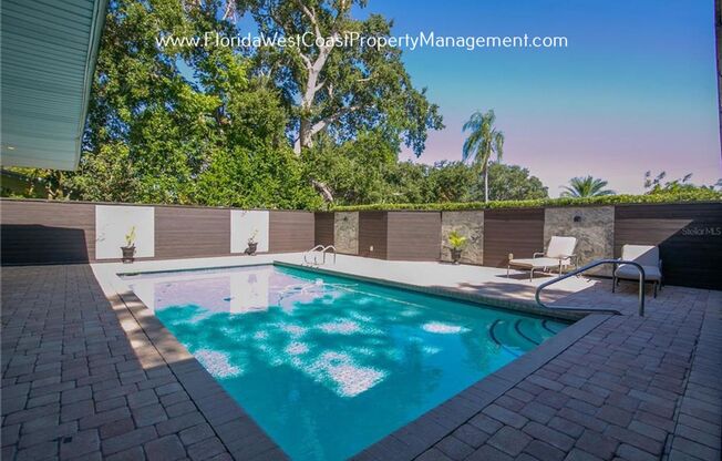 SARASOTA POOL HOME! FENCED YARD! SUPER LOCATION TO DOWNTOWN SARASOTA!  AVAILABLE NOW