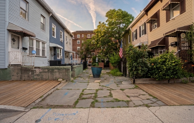 6 RADEMAN PL