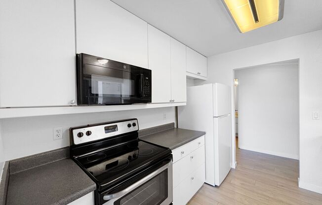 Charming & Spacious 2BD/2BA Condo in Bay Park W/ W/D, Community Pool/Spa, & Wrap Around Patio!