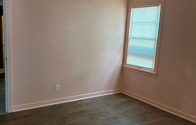 3 beds, 1 bath, $900