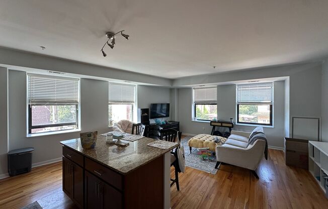 2 beds, 1 bath, 1,000 sqft, $1,975, Unit 404