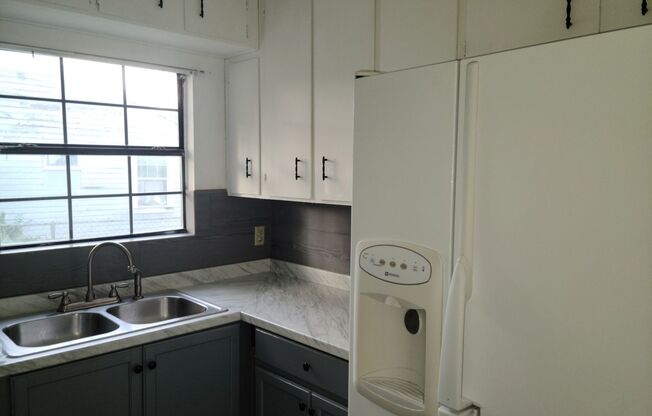 2 beds, 1 bath, $850, Unit 1712