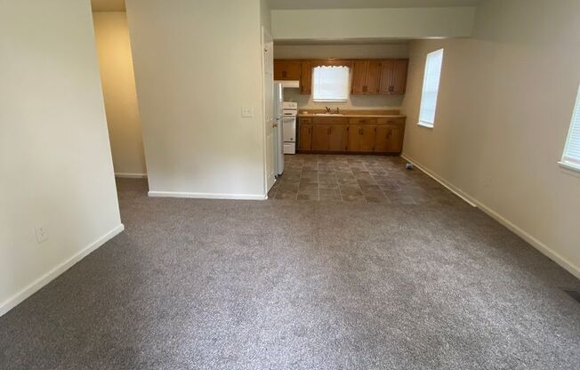 2 beds, 1 bath, $695, Unit A