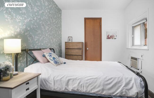 305 W 90 ST