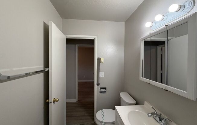 2 beds, 1 bath, 639 sqft, $1,299, Unit 11