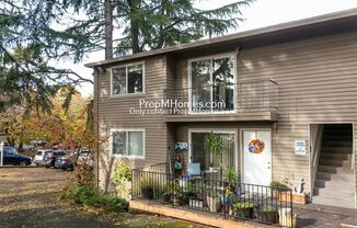Beautiful Two Bedroom Apartment In Highly Sought Multnomah Village!