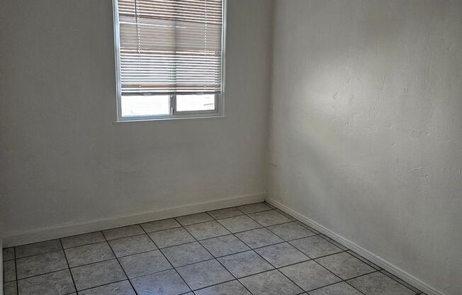 2 beds, 1 bath, 700 sqft, $1,750, Unit #B