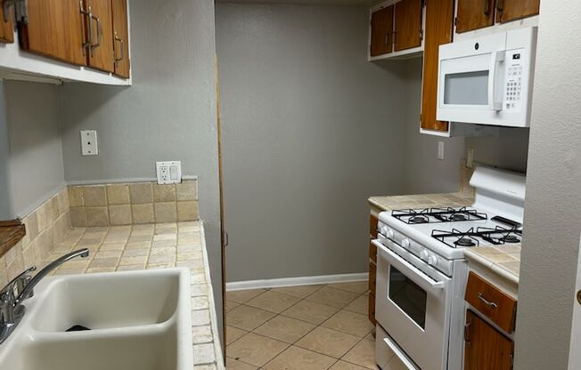 2 beds, 1 bath, $2,350