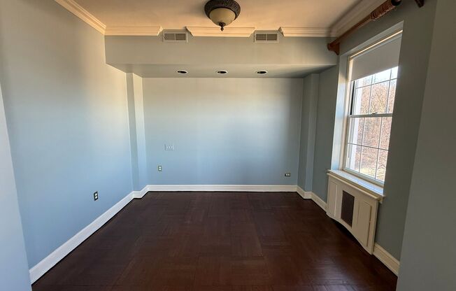 3 beds, 2 baths, 1,952 sqft, $3,200, Unit Royal York 916