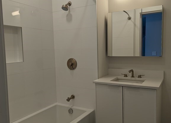 3 beds, 1 bath, 1,070 sqft, $3,700, Unit 202