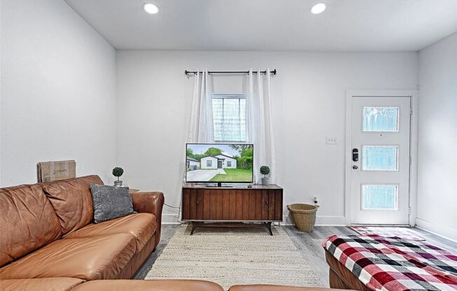 Modern 3BR/2BA Home with Washer/Dryer and Refrigerator Included