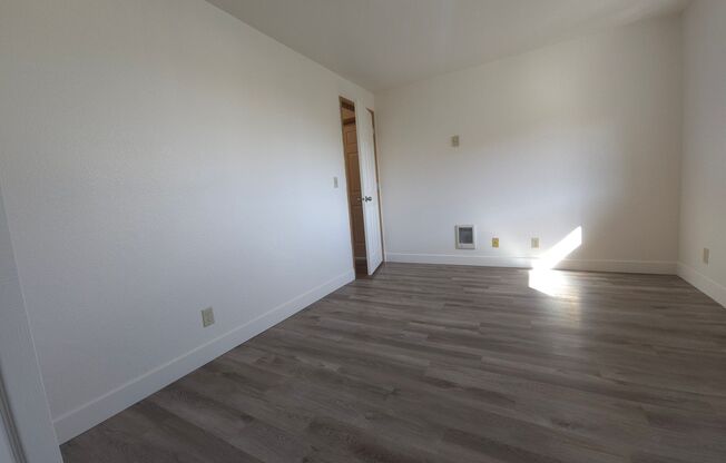 2 beds, 1 bath, 875 sqft, $1,350, Unit 127-38