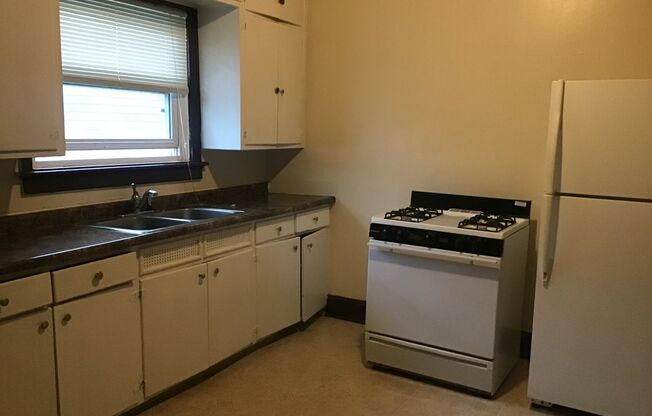 2 beds, 1 bath, $795, Unit #4