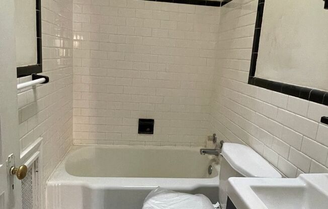 Studio, 1 bath, 11 sqft, $950, Unit Unit 10