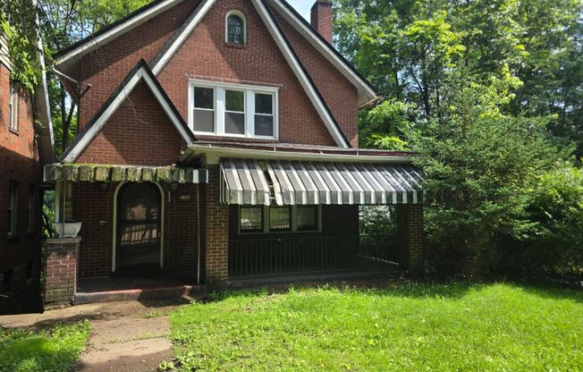 3 Bedroom House with Beautiful Front Porch - Conveniently Located