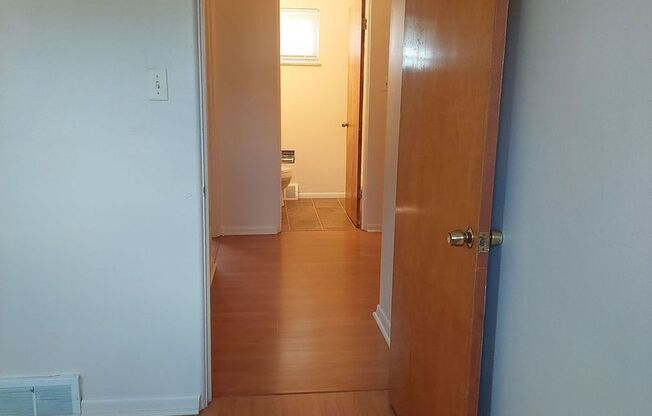 2 beds, 1 bath, $795, Unit 2