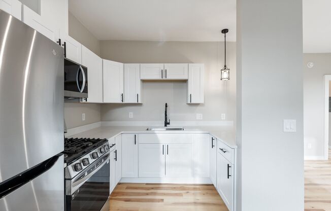 Fully Renovated Studio In Historic Avalon Building