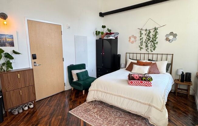 Studio, 1 bath, 400 sqft, $1,225, Unit Unit 320