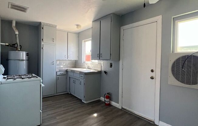 1 bed, 1 bath, 650 sqft, $800, Unit Unit  # A