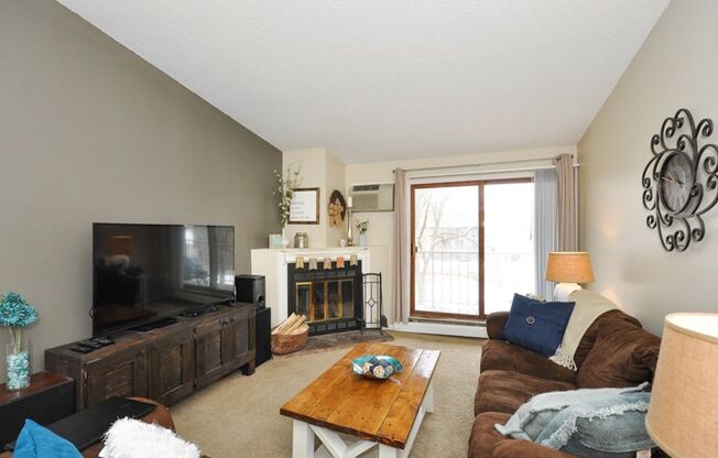 1 bed, 1 bath, 768 sqft, $1,395, Unit 3900224-R