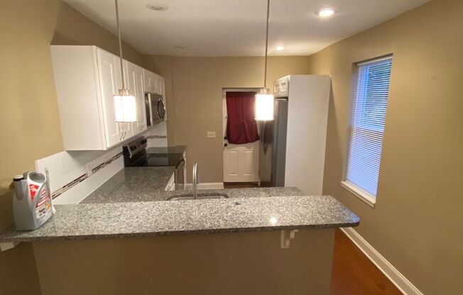 Beautiful 2 Bedroom & 1 Bath Unit!