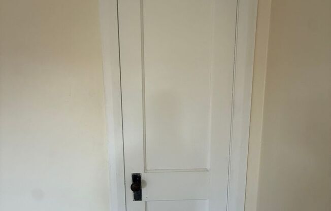Studio, 1 bath, 295 sqft, $1,275, Unit Old King Edward 371