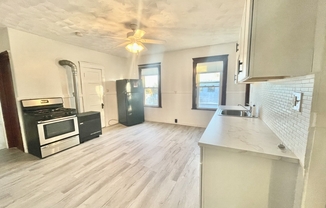 3 beds, 1 bath, 1,350 sqft, $2,100, Unit 3