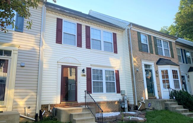 Cozy 2 BR/1.5 BA Townhome in Glen Burnie!