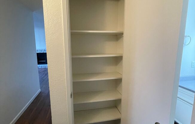 2 beds, 1 bath, 993 sqft, $1,595, Unit 13-18