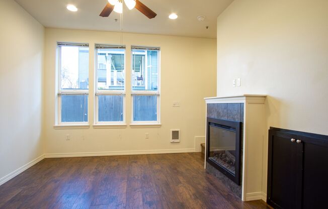 Top-Floor Flat with Fireplace and Balcony!