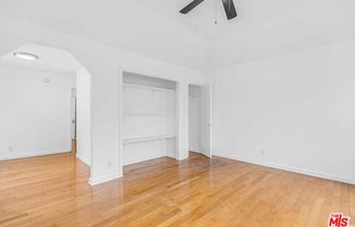 5918 3/4 WILLOUGHBY AVE