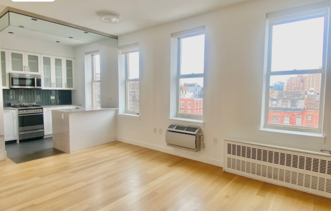 215 W 10 ST