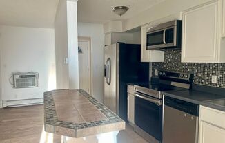 1 bed Condo Available in SouthWest Denver! Top Floor!