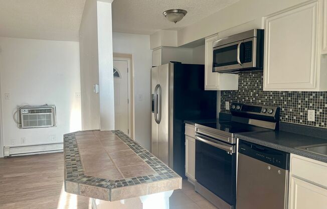 1 bed Condo Available in SouthWest Denver! Top Floor!