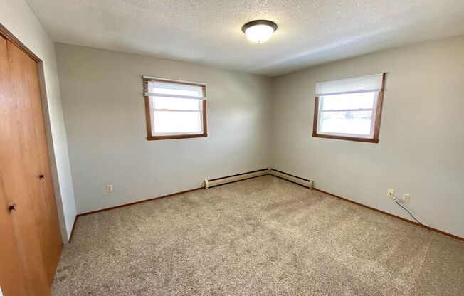 2 beds, 1 bath, $800, Unit 1