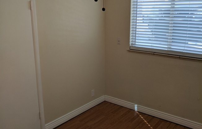 2 beds, 1 bath, $1,900, Unit 816 S Sherman St 02