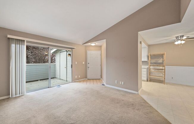 2Bd/2Bth Condo, hardwood floor, balcony, top floor