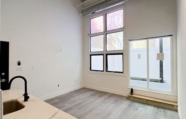 2 beds, 1 bath, 850 sqft, $1,995, Unit 523