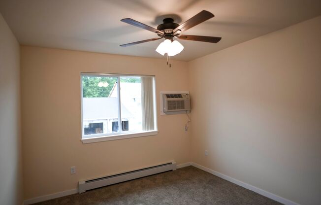 2 beds, 1 bath, 889 sqft, $1,470, Unit HO 131-04