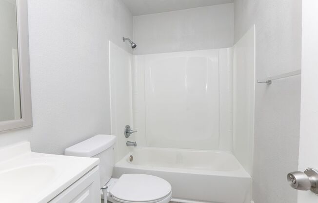 2 beds, 1 bath, $1,100, Unit 2