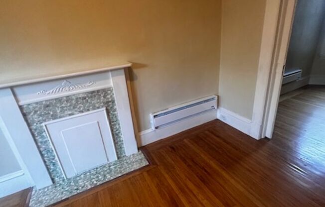 3 beds, 1 bath, $4,595, Unit 22