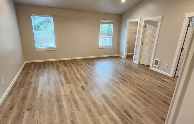 "Spacious 3-Bed Townhouse with Fireplace & Hardwood Floors in Puyallup – Your Perfect Retreat!