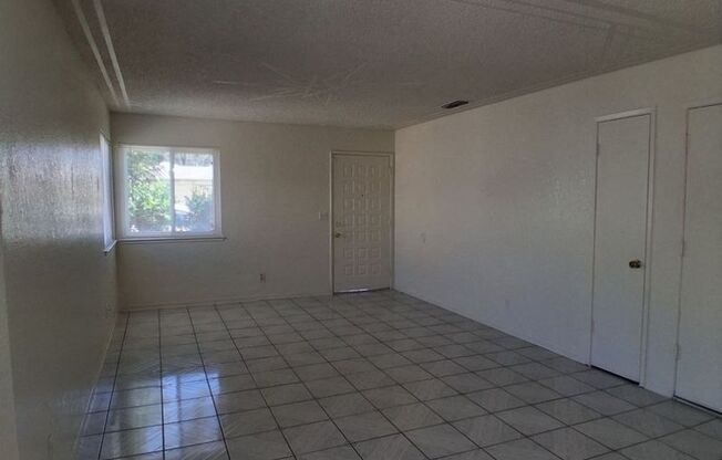 SPECIAL: HALF OF FIRST MONTH RENT!! Spacious 3 Bedroom With Garage Located On Ashlan & Cornelia!