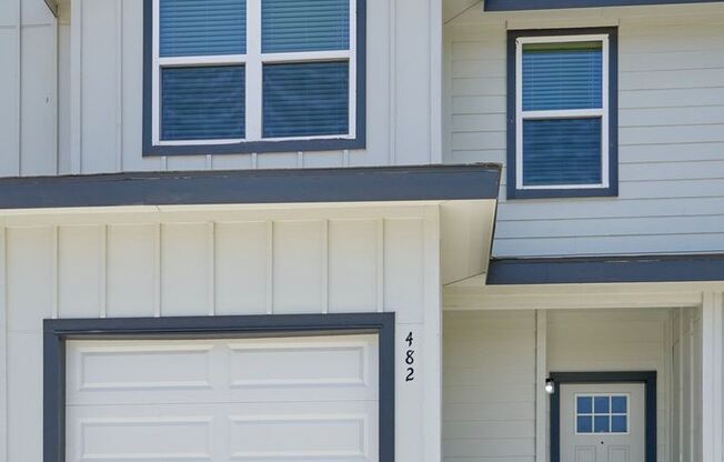 Hunters Ranch Beauty! 3 Bedroom 2 1/2 Bath Townhome