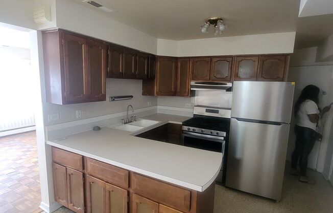 1 bed, 1 bath, $1,100, Unit 7345-47 South Kedzie Avenue - 1E