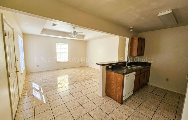 Nice 3 Bedroom/2 Bathroom Duplex off Jenny Lind Rd