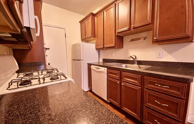 2 beds, 1 bath, $1,200, Unit The Breakers B307