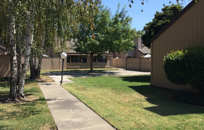 Large Two Story Condo Located in Great Area of Davis